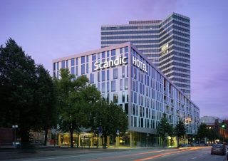 Eingang des Scandic Hotels Hamburg