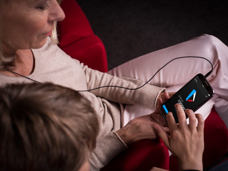 Kind und eine ältere Dame nutzen die App Sennheiser Connect